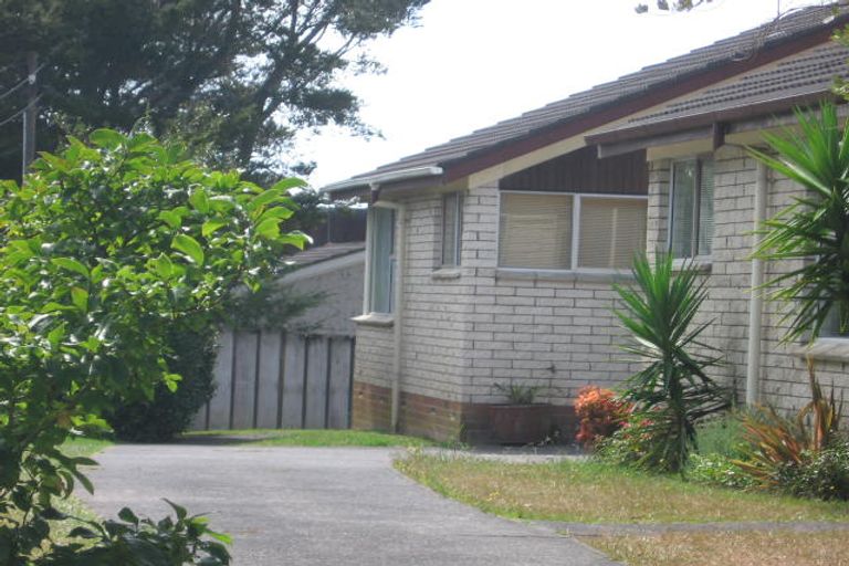 Photo of property in 1/307 Wairau Road, Totara Vale, Auckland, 0627