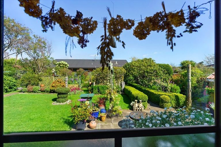 Photo of property in 22 Rewarewa Crescent, Waikanae, 5036