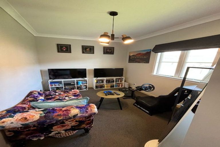 Photo of property in 18 Young Grove, Stokes Valley, Lower Hutt, 5019