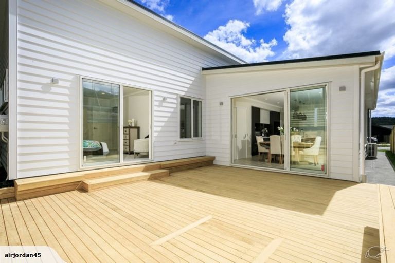 Photo of property in 12 Barrique Road, Kumeu, 0810