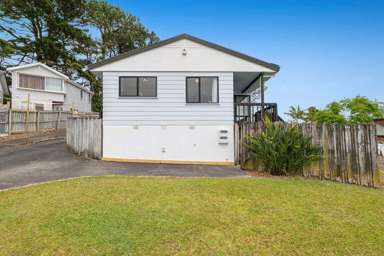 Photo of property in 1/25 Jumento Place, Unsworth Heights, Auckland, 0632