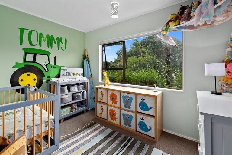 Photo of property in 17 Chatham Avenue, Paremoremo, Auckland, 0632