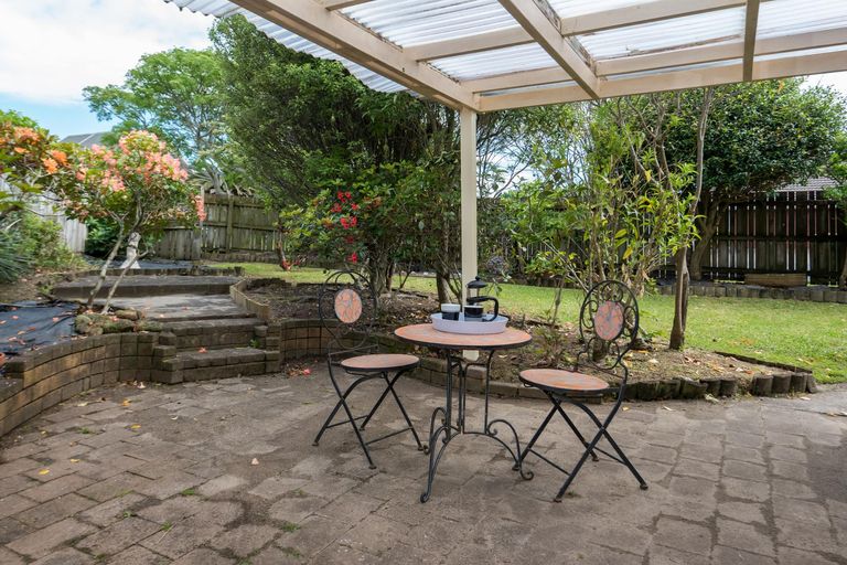 Photo of property in 2/2 Channing Crescent, Botany Downs, Auckland, 2010