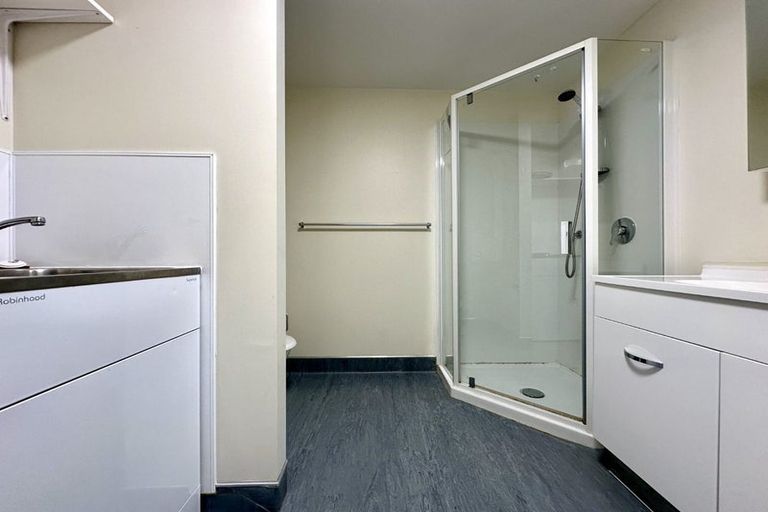 Photo of property in 4/242 Great North Road, Henderson, Auckland, 0612