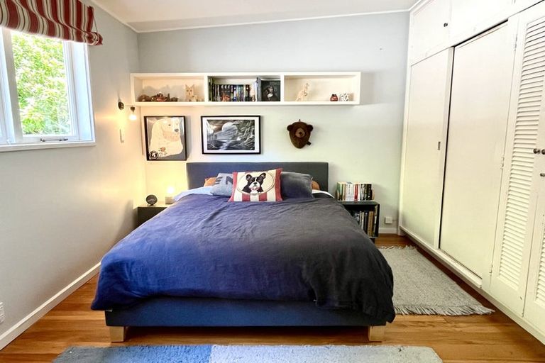 Photo of property in 11 Richmond Road, Mahina Bay, Lower Hutt, 5013