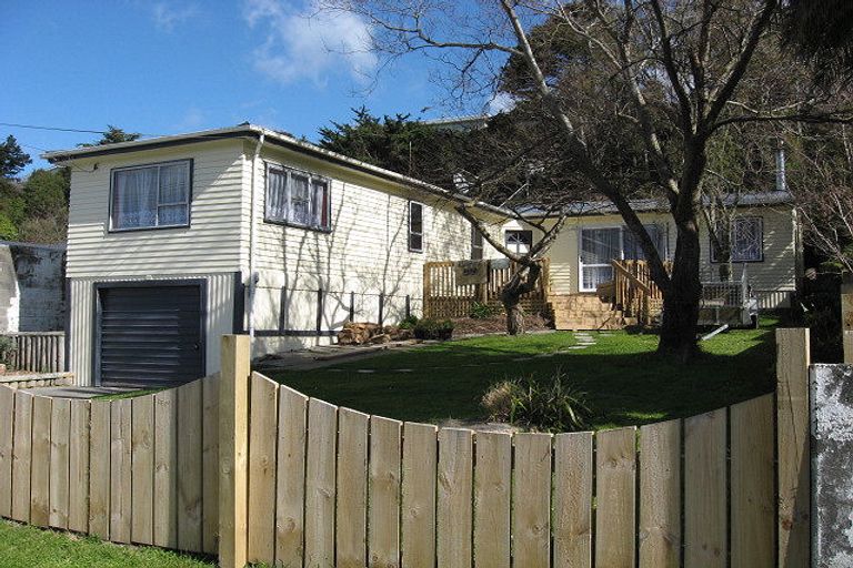 Photo of property in 32 Bledisloe Crescent, Wainuiomata, Lower Hutt, 5014