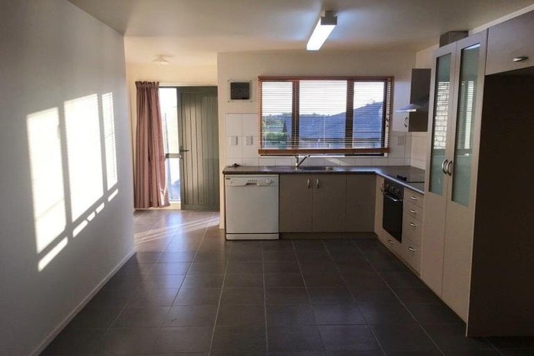 Photo of property in 302 Triangle Road, Massey, Auckland, 0614