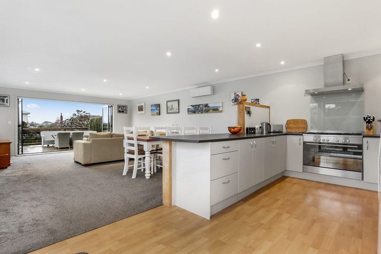 Photo of property in 6 Ward Crescent, Te Atatu Peninsula, Auckland, 0610