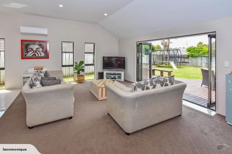 Photo of property in 18 Crannog Fen, Wattle Downs, Auckland, 2103