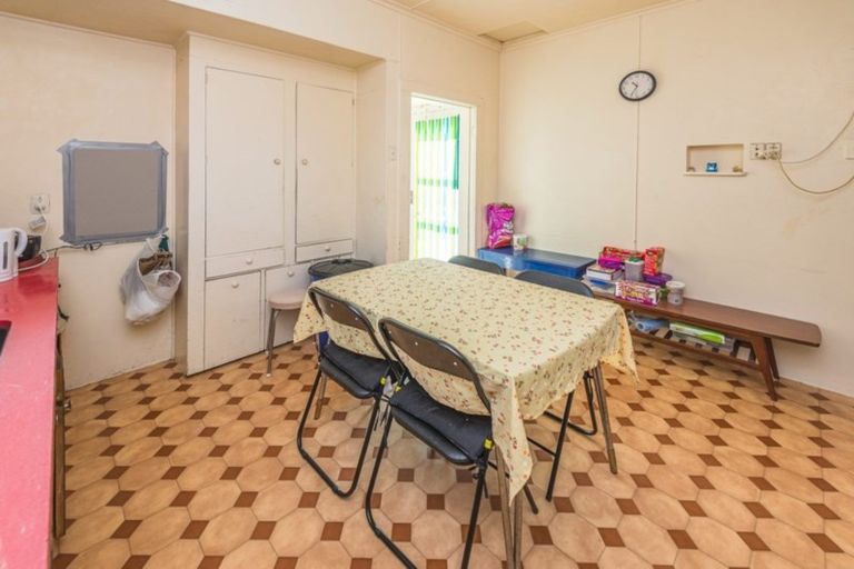 Photo of property in 100 Gonville Avenue, Gonville, Whanganui, 4501