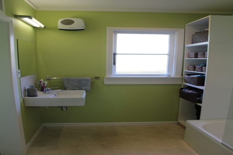 Photo of property in 21 Mexted Terrace, Tawa, Wellington, 5028