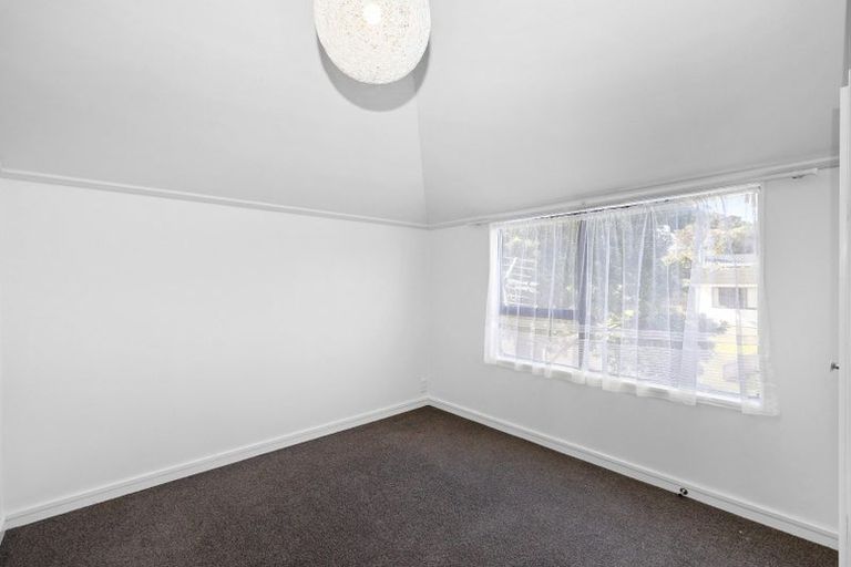 Photo of property in 128 Akaroa Drive, Maupuia, Wellington, 6022