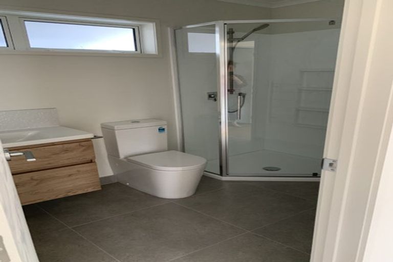 Photo of property in 24 Rewarewa Road, Te Atatu Peninsula, Auckland, 0610