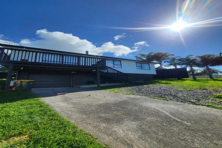 Photo of property in 4 Kayle Glen, West Harbour, Auckland, 0618
