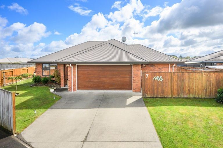 Photo of property in 7 Medallion Court, Kelvin Grove, Palmerston North, 4414