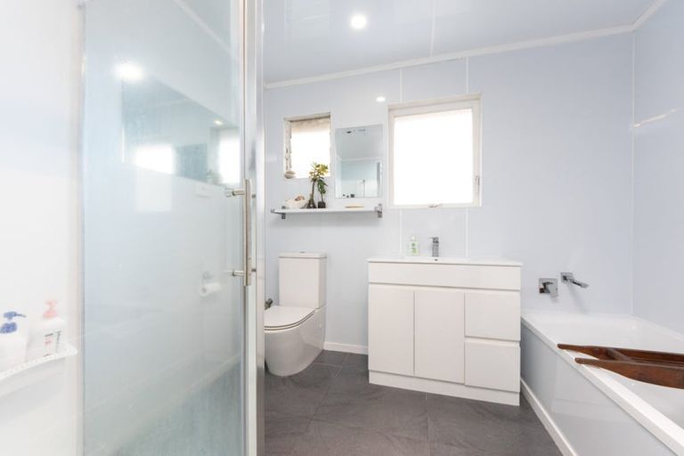 Photo of property in 72 Colwill Road, Massey, Auckland, 0614