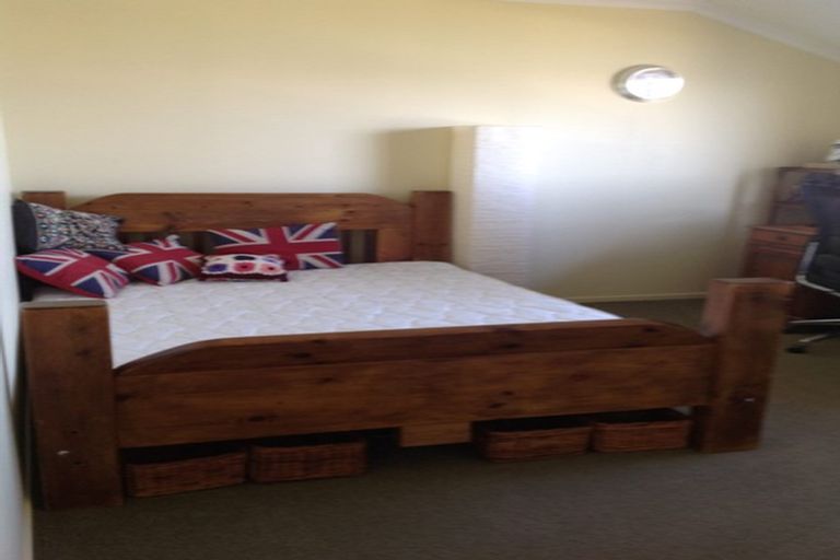 Photo of property in 36b Tamworth Crescent, Newlands, Wellington, 6037