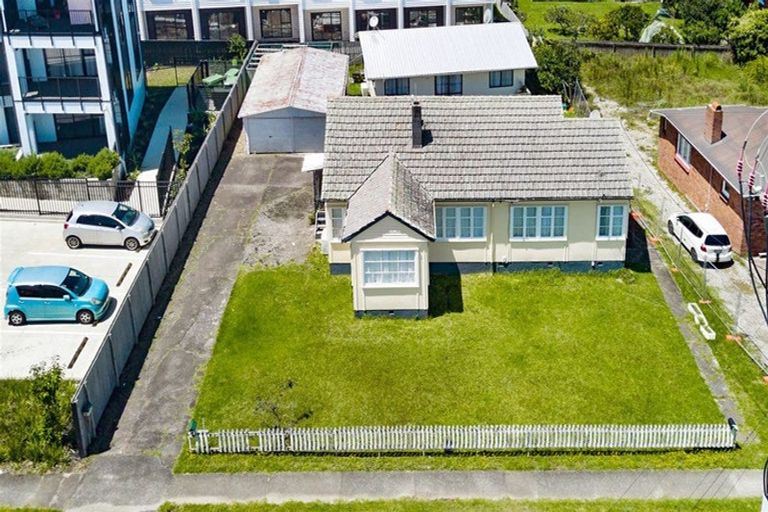 Photo of property in 2 Fruitvale Road, New Lynn, Auckland, 0600