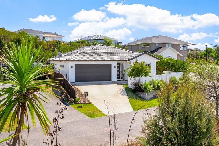 Photo of property in 9 Tirohanga Crescent, Stanmore Bay, Whangaparaoa, 0932