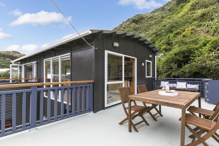 Photo of property in 32 Owhiro Bay Parade, Owhiro Bay, Wellington, 6023