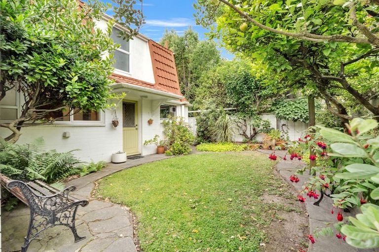 Photo of property in 33 Hewitts Road, Merivale, Christchurch, 8014