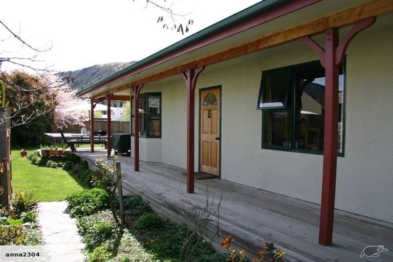 Photo of property in 10 Daveys Place, Arrowtown, 9302