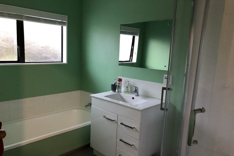 Photo of property in 3/92 Awaroa Road, Sunnyvale, Auckland, 0612