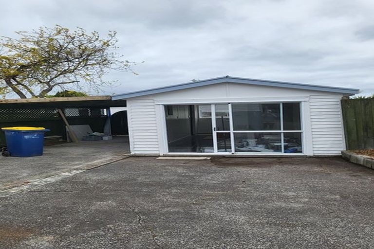 Photo of property in 4 Beazley Place, Glendene, Auckland, 0602