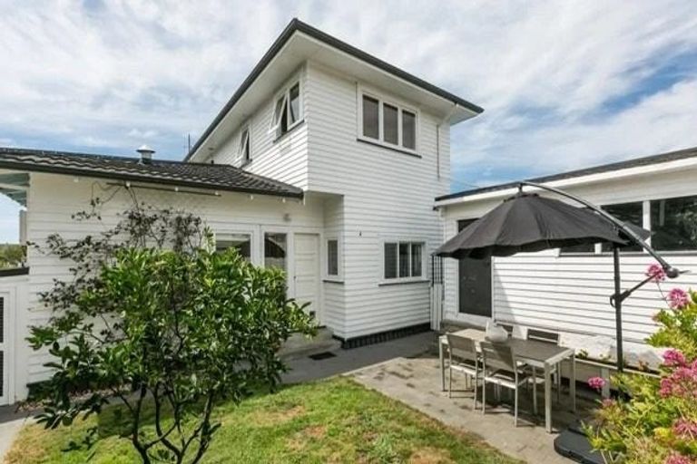 Photo of property in 4 Cobden Lane, Bluff Hill, Napier, 4110