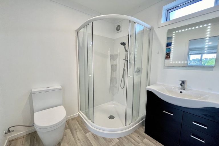 Photo of property in 5 Ngatoa Place, Glenfield, Auckland, 0629