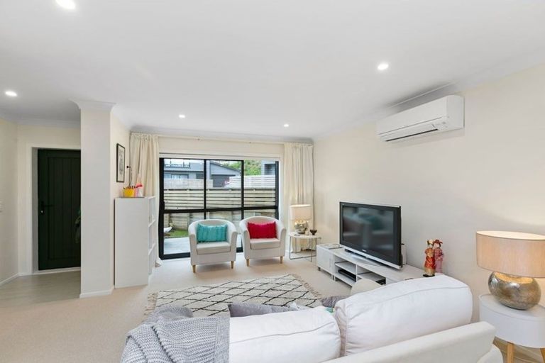 Photo of property in 15 Brindle Way, Newlands, Wellington, 6037