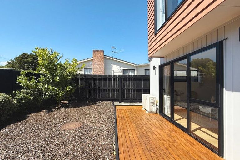 Photo of property in 7/17 Rewarewa Road, Te Atatu Peninsula, Auckland, 0610