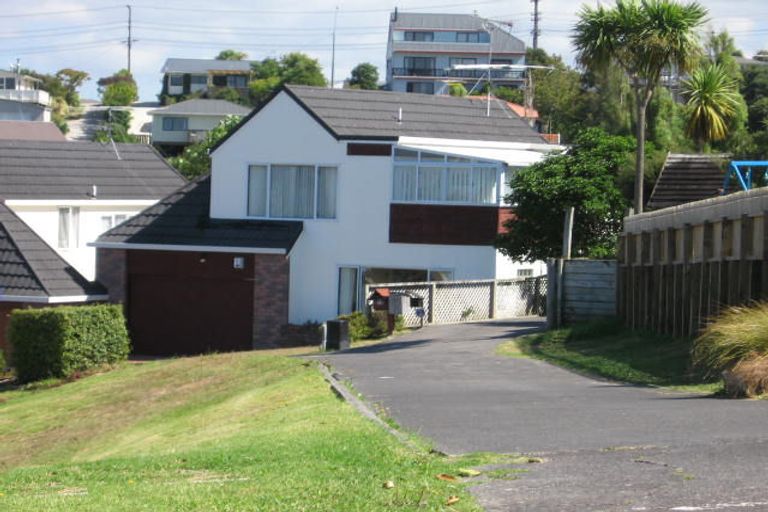 Photo of property in 2/19 Cairnbrae Court, Northcross, Auckland, 0632