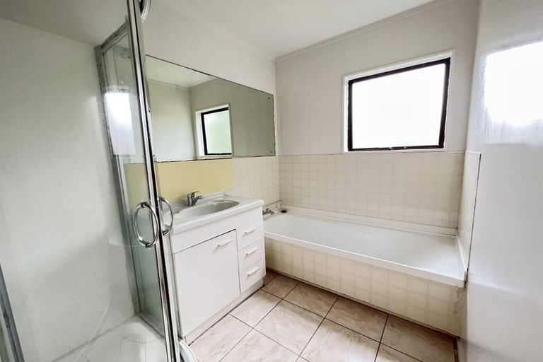 Photo of property in 50 Aviemore Drive, Highland Park, Auckland, 2010