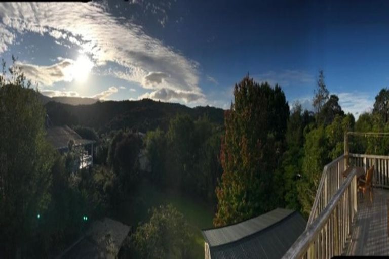 Photo of property in 92 Milton Terrace, Picton, 7220