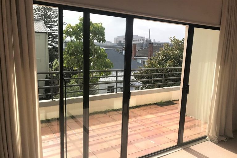 Photo of property in 8g Arotau Place, Grafton, Auckland, 1023