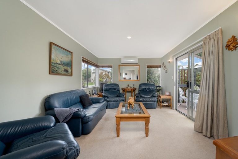 Photo of property in 2/114 Bradbury Road, Botany Downs, Auckland, 2010