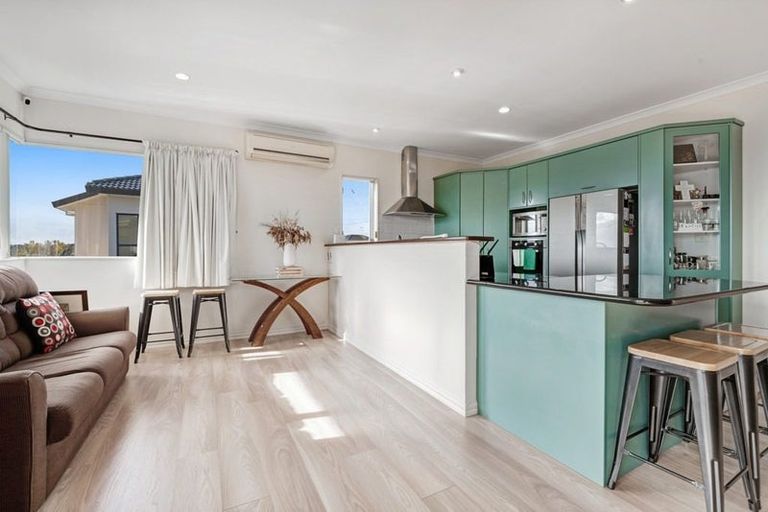 Photo of property in 31 Black Teal Close, Unsworth Heights, Auckland, 0632