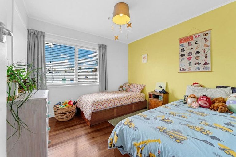 Photo of property in 20 Sylvan Crescent, Te Atatu South, Auckland, 0610