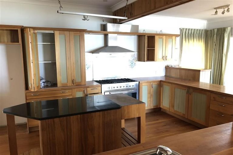 Photo of property in 77 Sylvan Avenue, Northcote, Auckland, 0627