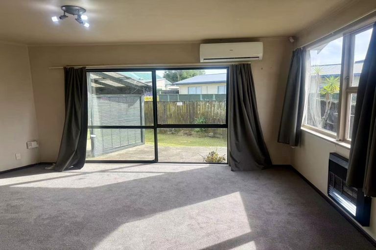 Photo of property in 12 Moemoea Avenue, Kumeu, 0810