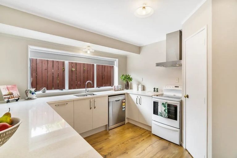 Photo of property in 18 Miramar Place, Pakuranga, Auckland, 2010