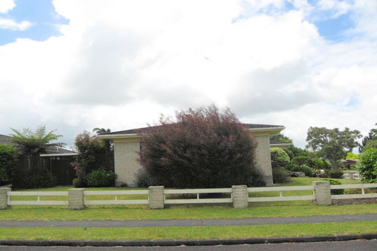 Photo of property in 2 Carlinka Place, Conifer Grove, Takanini, 2112