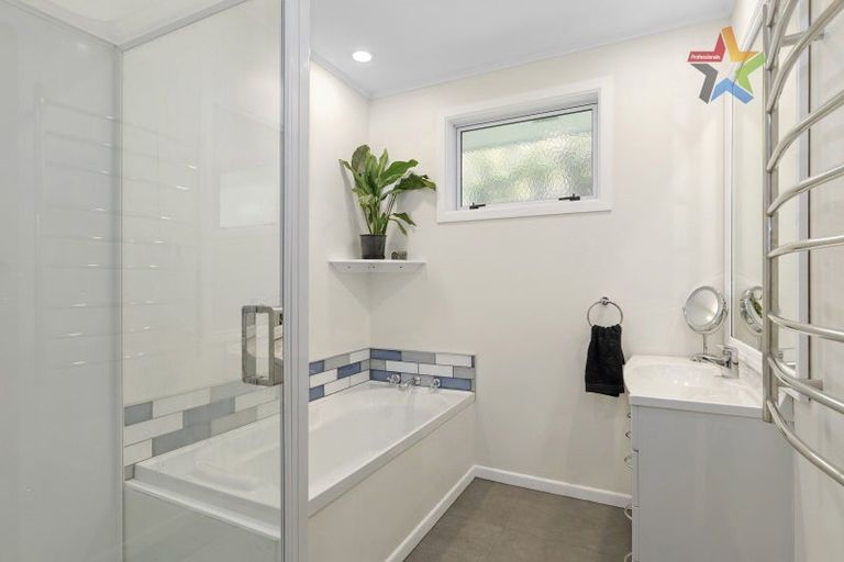 Photo of property in 6 Peach Tree Grove, Maungaraki, Lower Hutt, 5010