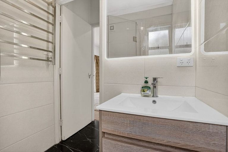 Photo of property in 12 Garmons Way, Castor Bay, Auckland, 0620