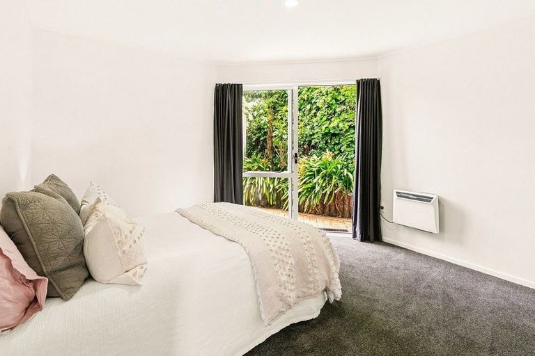 Photo of property in 5 Erskine Close, Island Bay, Wellington, 6023