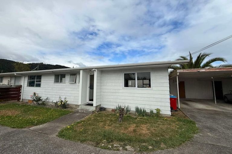 Photo of property in 2/8 Wilford Street, Wallaceville, Upper Hutt, 5018