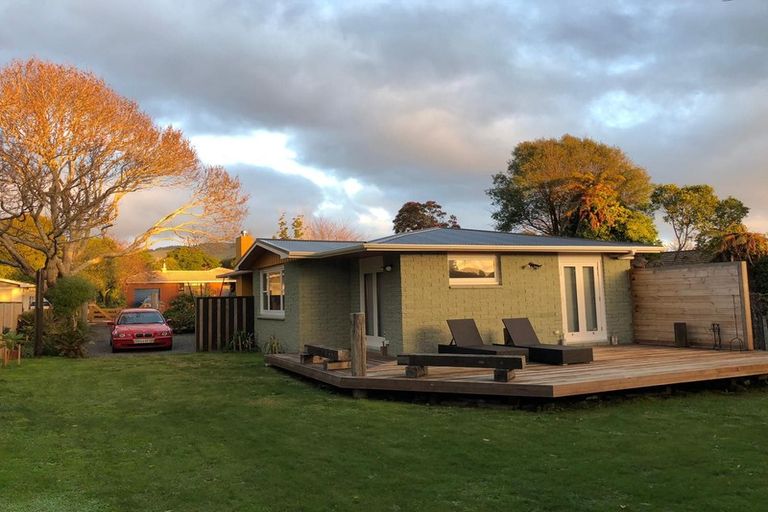 Photo of property in 16 Walton Avenue, Waikanae, 5036