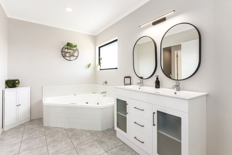 Photo of property in 10 Te Puia Drive, Aotea, Porirua, 5024