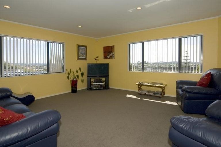 Photo of property in 10 Carl Place, Unsworth Heights, Auckland, 0632
